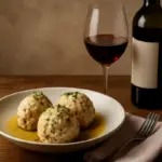 Ti sei mai chiesto che vino abbinare ai canederli altoatesini? L’abbinamento consigliato dagli esperti locali